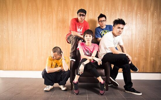 Indoor group portrait photography with casual style