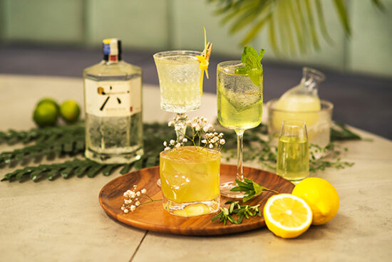 Whiskey cocktail with fresh lime garnish – bar product photography.