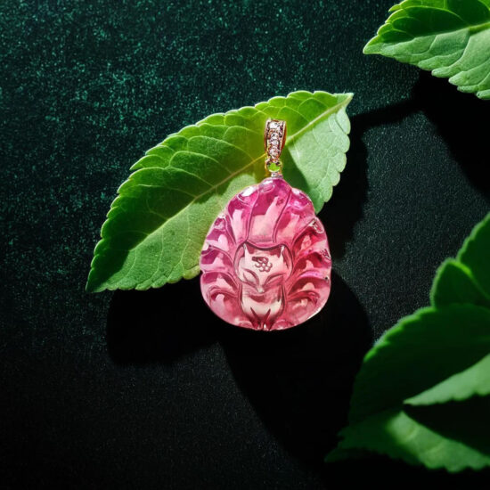 Pink Necklet with dark green leaves – creative macro product photography.
